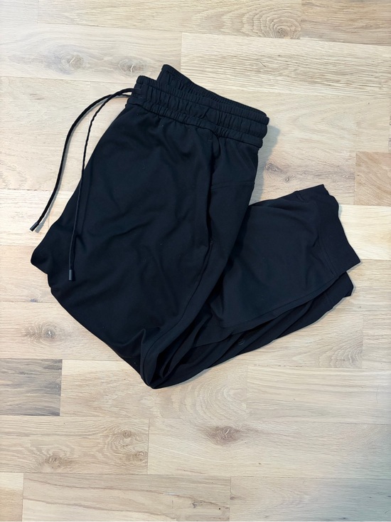 lululemon athletica Pants - lululemon athletica Black Elastic Waist Cropped Joggers